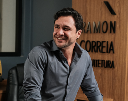Ramon Correia, topógrafo em Palhoça SC, sorrindo e pronto para atendimento