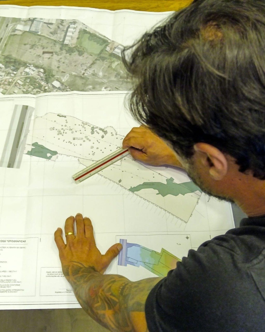Topógrafo analisando planta topográfica para processo de usucapião em Palhoça SC